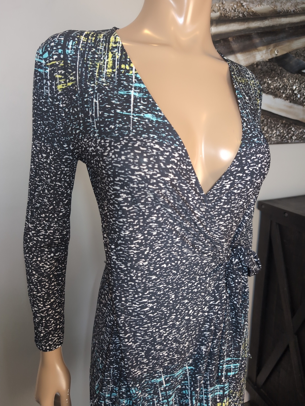BCBGMAXAZRIA Adele Printed Wrap Dress Sea Green Abstract Jersey Knit Size Small - Picture 3 of 12